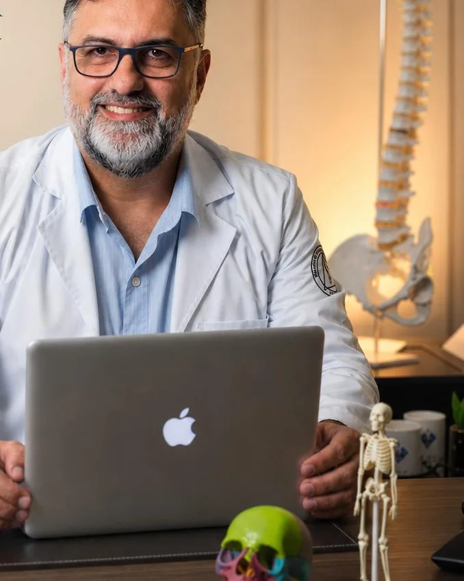 Dr. Jorge Costa, fisioterapeuta osteopata, no consultório em Macaé